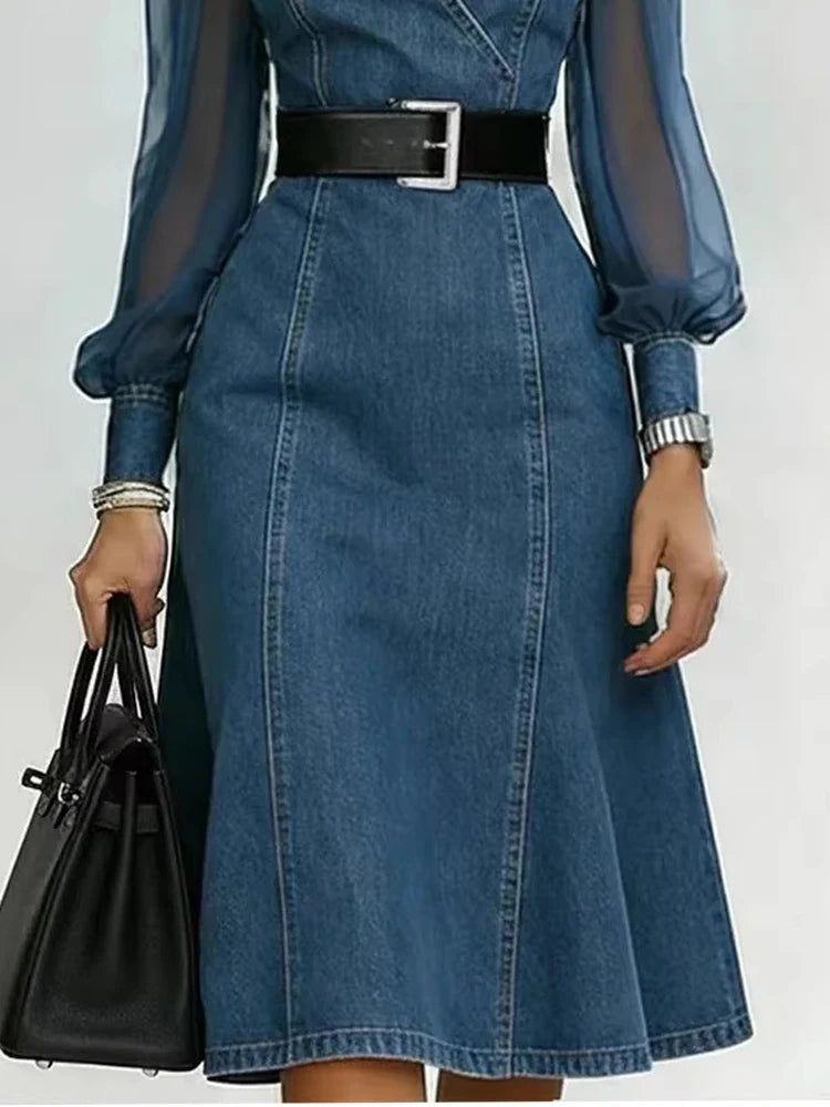 Vestido vintage de vaquero con cinturón.El diseño transmite estilo y comodidad.
