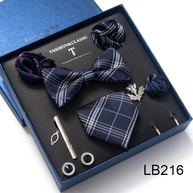 Conjunto de corbata de seda último diseño: pañuelo de bolsillo, gemelos, clip para pajarita y corbata.