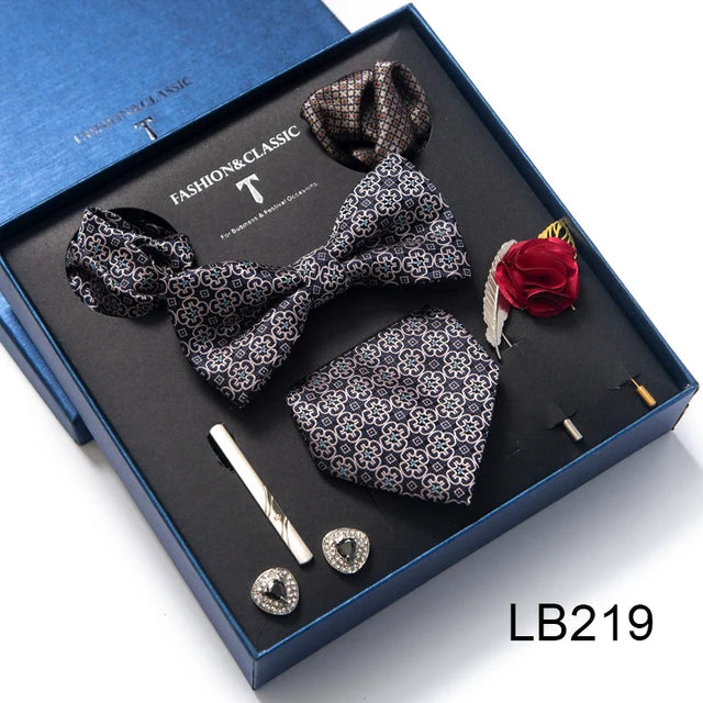 Conjunto de corbata de seda último diseño: pañuelo de bolsillo, gemelos, clip para pajarita y corbata.
