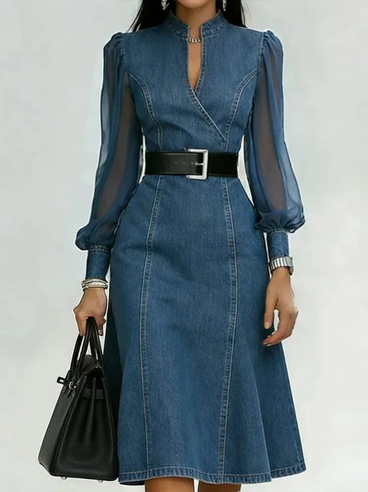 Vestido vintage de vaquero con cinturón.El diseño transmite estilo y comodidad.