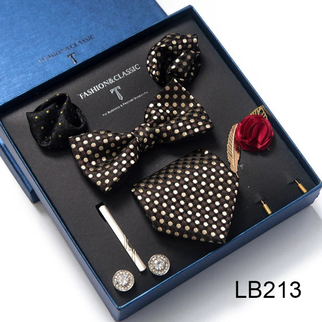 Conjunto de corbata de seda último diseño: pañuelo de bolsillo, gemelos, clip para pajarita y corbata.