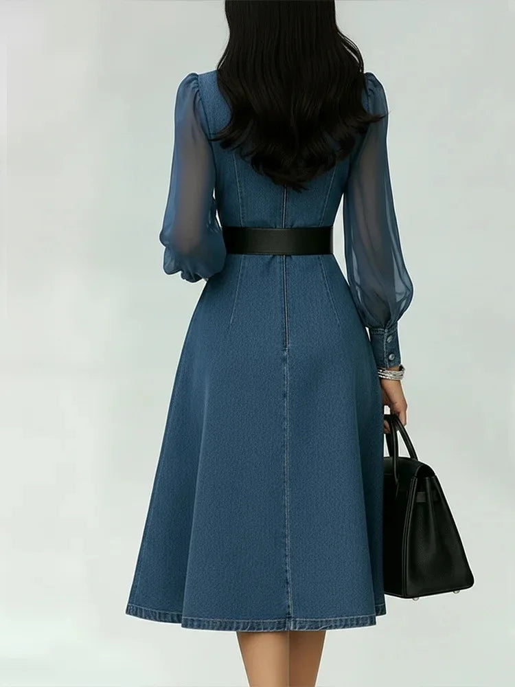 Vestido vintage de vaquero con cinturón.El diseño transmite estilo y comodidad.
