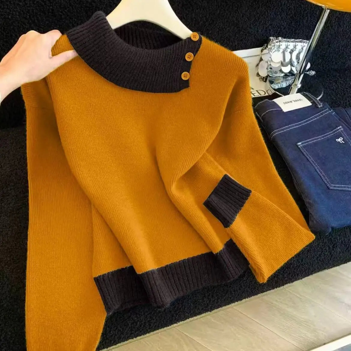 Jersey de punto, de corte holgado, suave y cómodo, con mangas princesa y cuello redondo.
