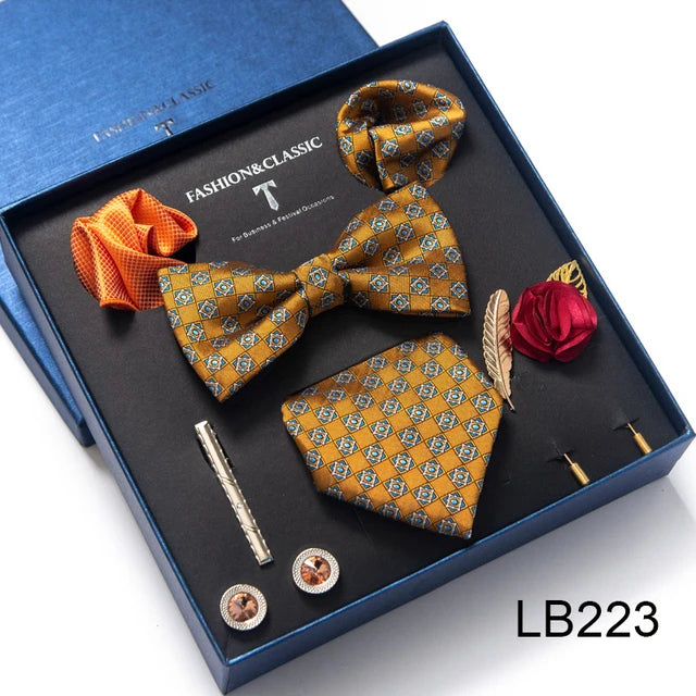 Conjunto de corbata de seda último diseño: pañuelo de bolsillo, gemelos, clip para pajarita y corbata.