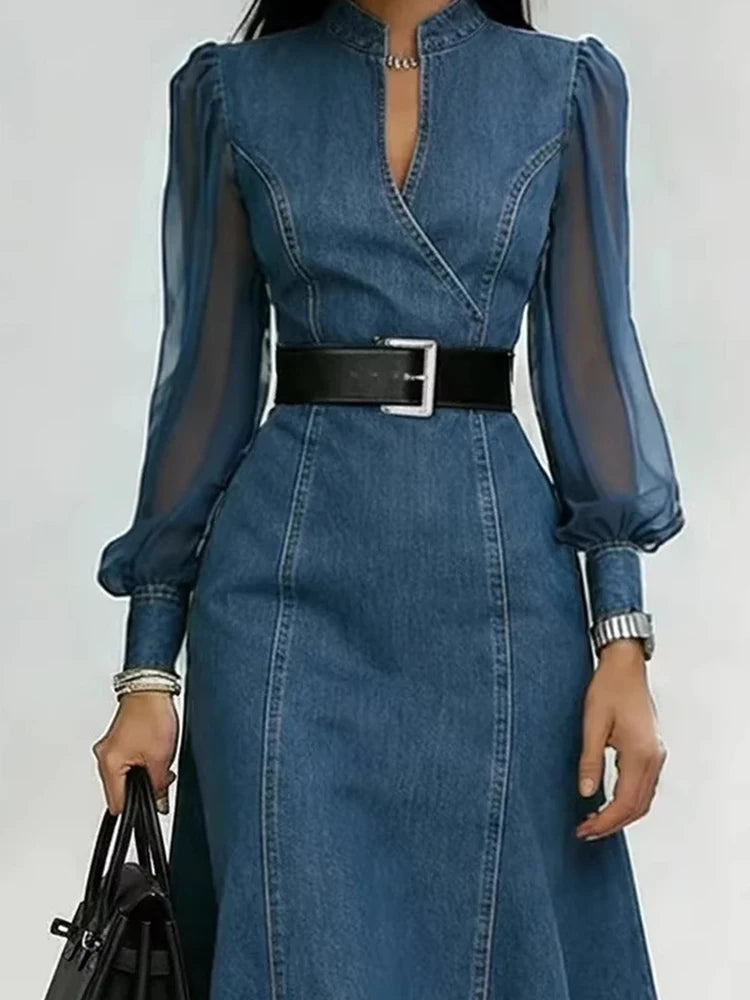 Vestido vintage de vaquero con cinturón.El diseño transmite estilo y comodidad.